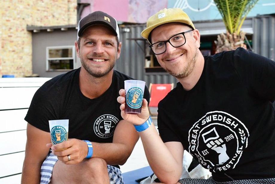 Grundarna av Great Swedish Beer Festival med muggar i hand
