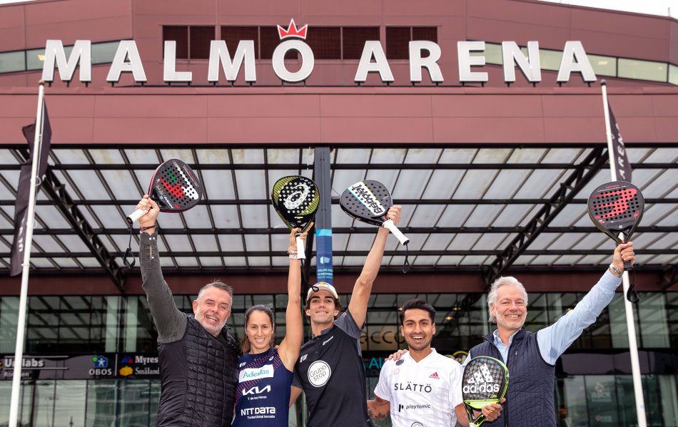 Fyra personer sträcker upp händerna framför Malmö Arena