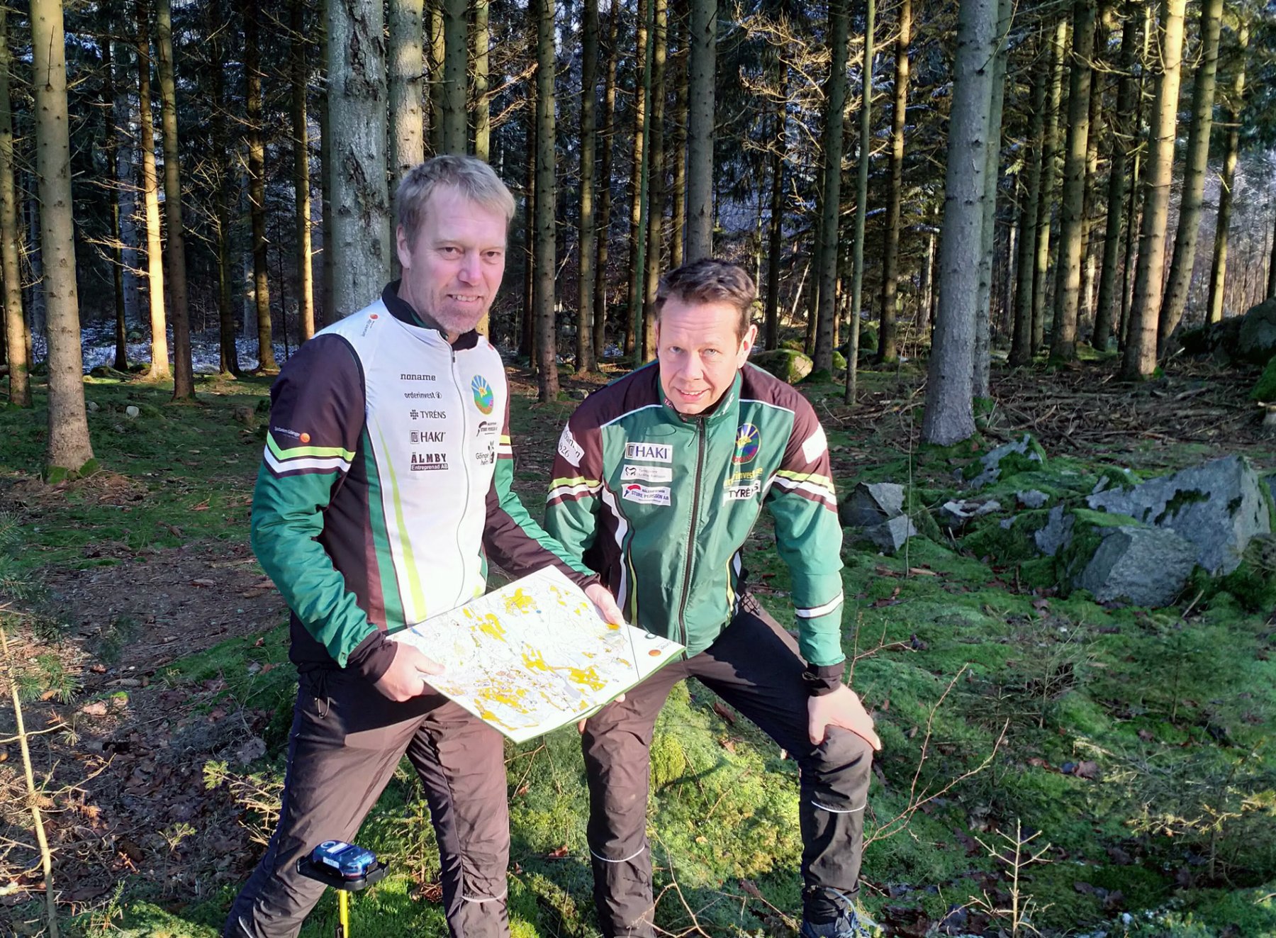 Henrik Larsson och Håkan Axelsson med karta i skog