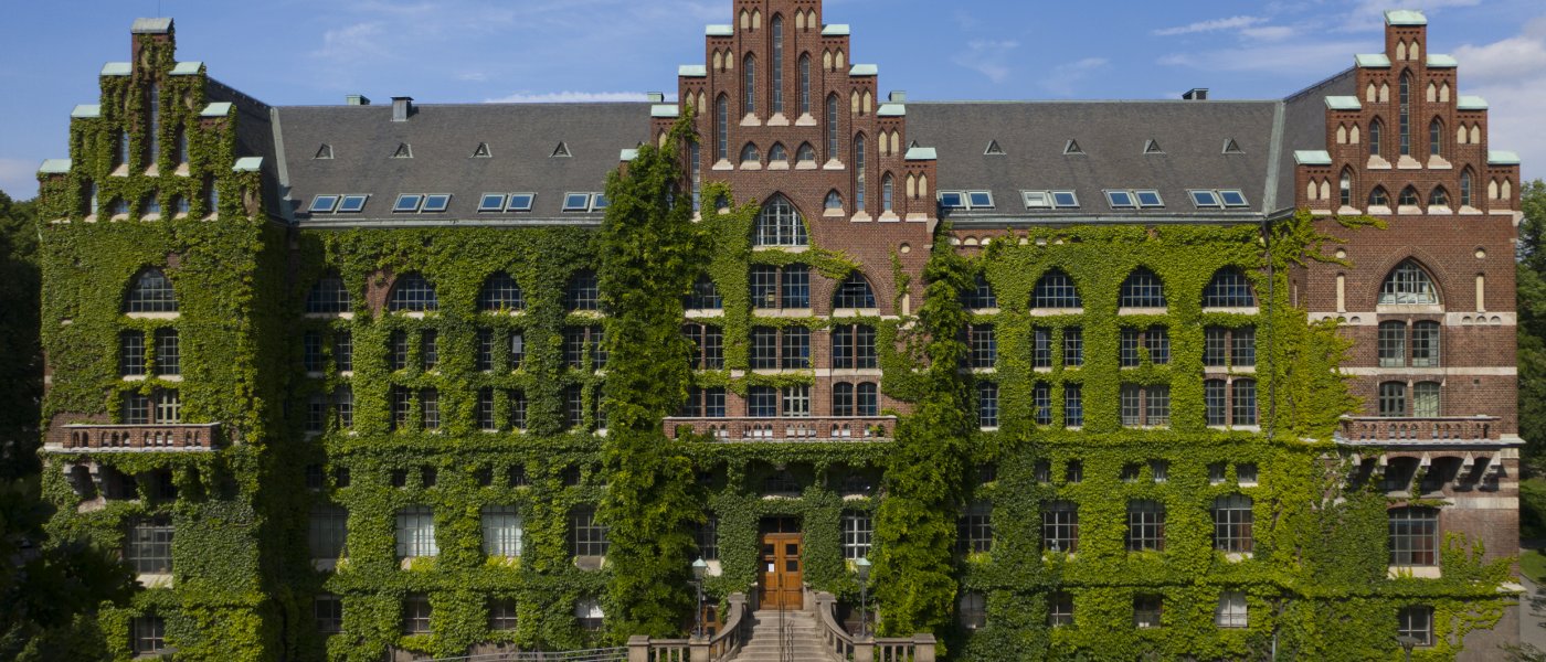 Universitetsbiblioteket i Lund, byggnaden är full av murgröna